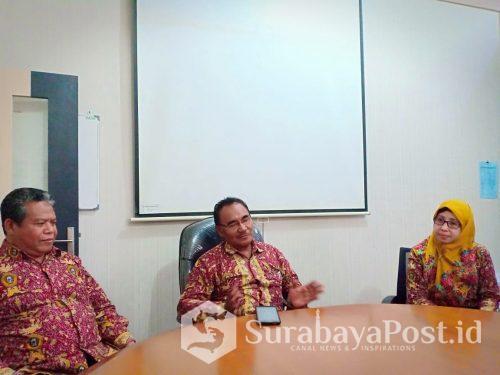 Rektor Unikama Dr Pieter Sahertian (temgah) saat memberikan keterangan pers pada wartawan.