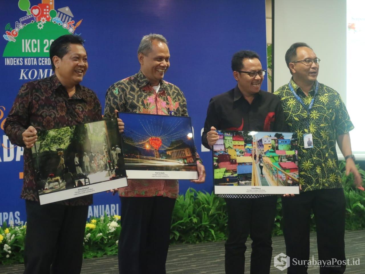 Wali Kota Malang Sutiaji (dua dari kanan) saat menerima penghargaan Kota Cerdas .