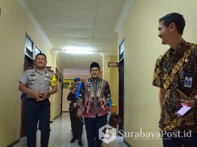 IMG-20190111-WA0015 Wali Kota Sutiaji dan Kapolres Malang Kota AKBP Asfuri dikawal Kabag Humas Pemkot Malang Nur Widianto saat hemdak mengikuti Vidcon penandatanganan MoU Kapolri bersama Mensos di ruang eksekutif Mapolres Malang Kota.
