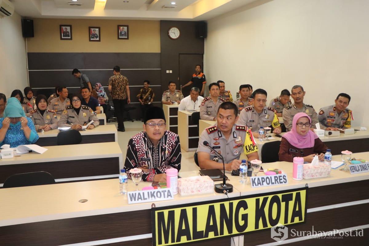 Wali Kota Sutiaji dan Kapolres Malang Kota AKBP Asfuri saat mengikuti Vidcon penanganan MoU antara Kapolri dengan Mensos