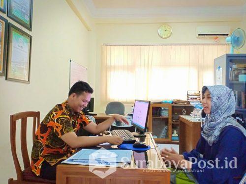 Sekretaris Pusat Kerjasama dan Hubungan Masyarakat IKIP Budi Utomo Malang, Jazuli M.Pd saat melakukan tes baca alquran, bahasa Inggris dan Bahasa Indonesia pada Hilma Zuroida.