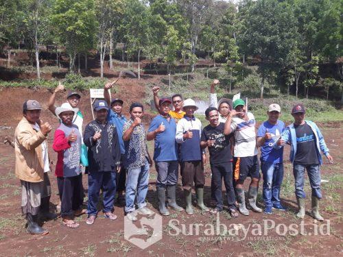 Warga Desa Sumberjo saat melakukan aksi di kawasan pemakaman dan lapangan sepakbola yang kini diklaim milik pribadi atas nama Menik.