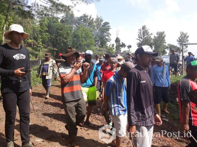 IMG-20190113-WA0025 Warga Desa Sumberjo saat melakukan aksi di kawasan pemakaman dan lapangan sepakbola yang kini diklaim milik pribadi atas nama Menik.