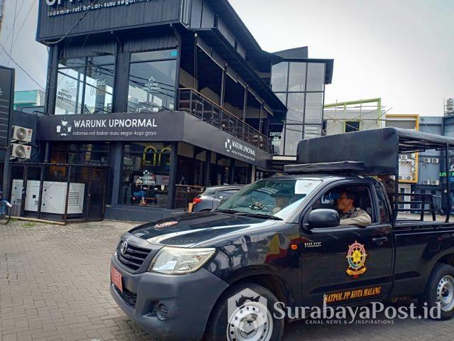 IMG-20190114-WA0109 Restoran dan cafe Warunk Upnormal di Jl Borobudur saat didatangi petugas Satpol PP Pemkot Malang untuk menindak lanjuti pemeriksaan yang telah dilakukan sebelumnya.