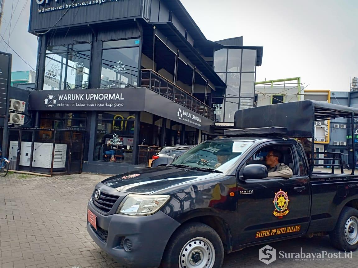 Restoran dan cafe Warunk Upnormal di Jl Borobudur saat didatangi petugas Satpol PP Pemkot Malang untuk menindak lanjuti pemeriksaan yang telah dilakukan sebelumnya.