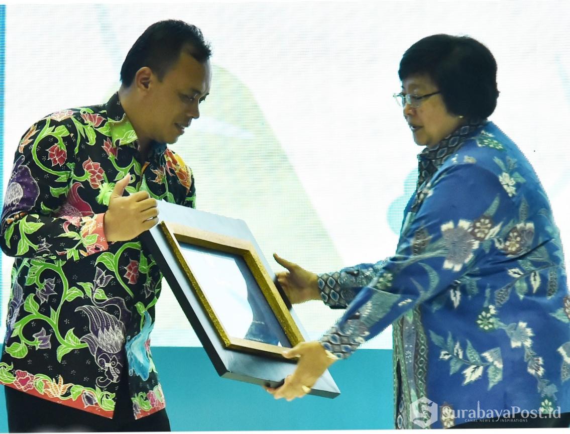 Menteri LHK Siti Nurbaya Bakar saat menyerahkan anugerah Adipura kepada Kepala Dinas Lingkungan Hidup Pemkot Batu Arief As Siddiq.