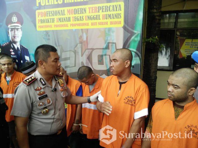 IMG-20190115-WA0059 Kapolres Malang Kota, AKBP Asfuri saat merilis para tersangka narkoba, FM alias Gogon (kanan) dan YW alias Yono (dua dari kanan).