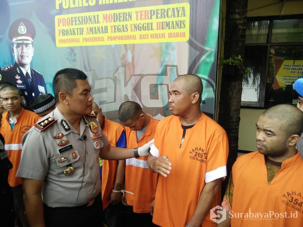 Kapolres Malang Kota, AKBP Asfuri saat merilis  para tersangka narkoba, FM alias Gogon (kanan) dan YW alias Yono (dua dari kanan).