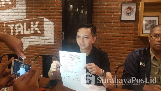 IMG-20190116-WA0049 Widi Bagus Prasetyo perwakilan owner cafe Warunk Upnormal menunjukkan surat pengajuan izin usahanya yang masih diproses.