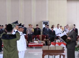 Wali Kota Hj Dewanti Rumpoko saat melantik tiga Kades, di Balaikota Among Tani Kota Batu, Rabu (16/1/2019)