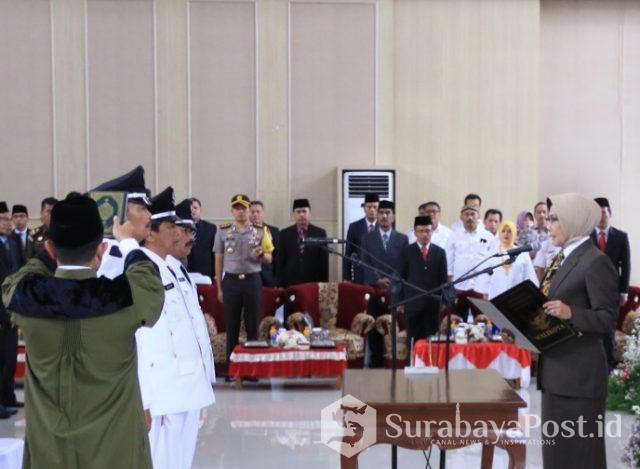 IMG-20190116-WA0054 Wali Kota Hj Dewanti Rumpoko saat melantik tiga Kades, di Balaikota Among Tani Kota Batu, Rabu (16/1/2019)