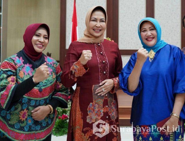 IMG-20190117-WA0022 Wali Kota Batu Hj Dewanti Rumpoko diapit Kajari Batu , Sri Heny Alamsari (kiri) dan mantan Kajari Batu Nur Chusniah (kanan).
