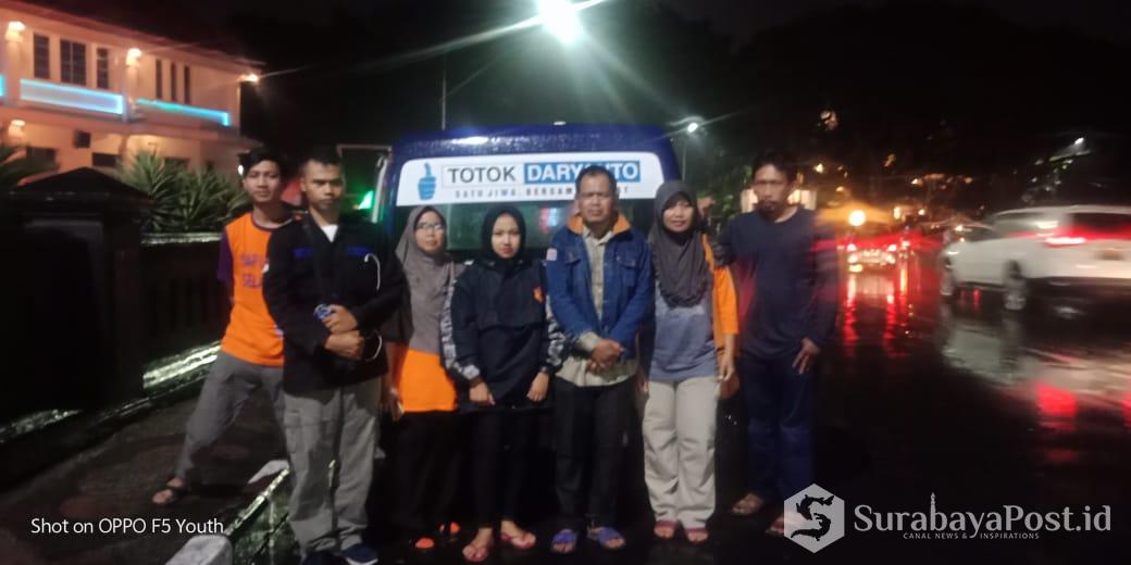 Relawan Malang Raya saat menjemput jenazah Endah Prihatin (39), Warga Muharto, Kedungkandang, Kota Malang yang terlantar di Bali.