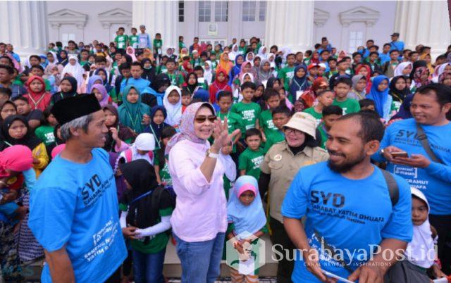 IMG-20190120-WA0054 Wali Kota Hj Dewanti Rumpoko tampak bahagia saat berswafoto bersama 570 anak yatim di Jatim Park II, Kota Batu, Minggu (20/1/2019).