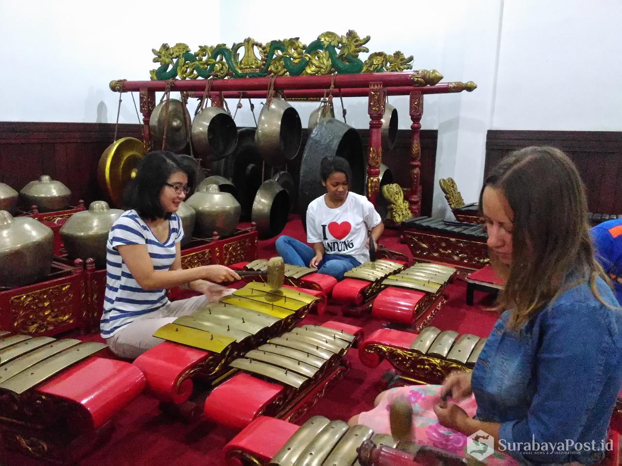 Mahasiswa asing IKIP Budi Utomo Malang saat belajar kesenian gamelan.