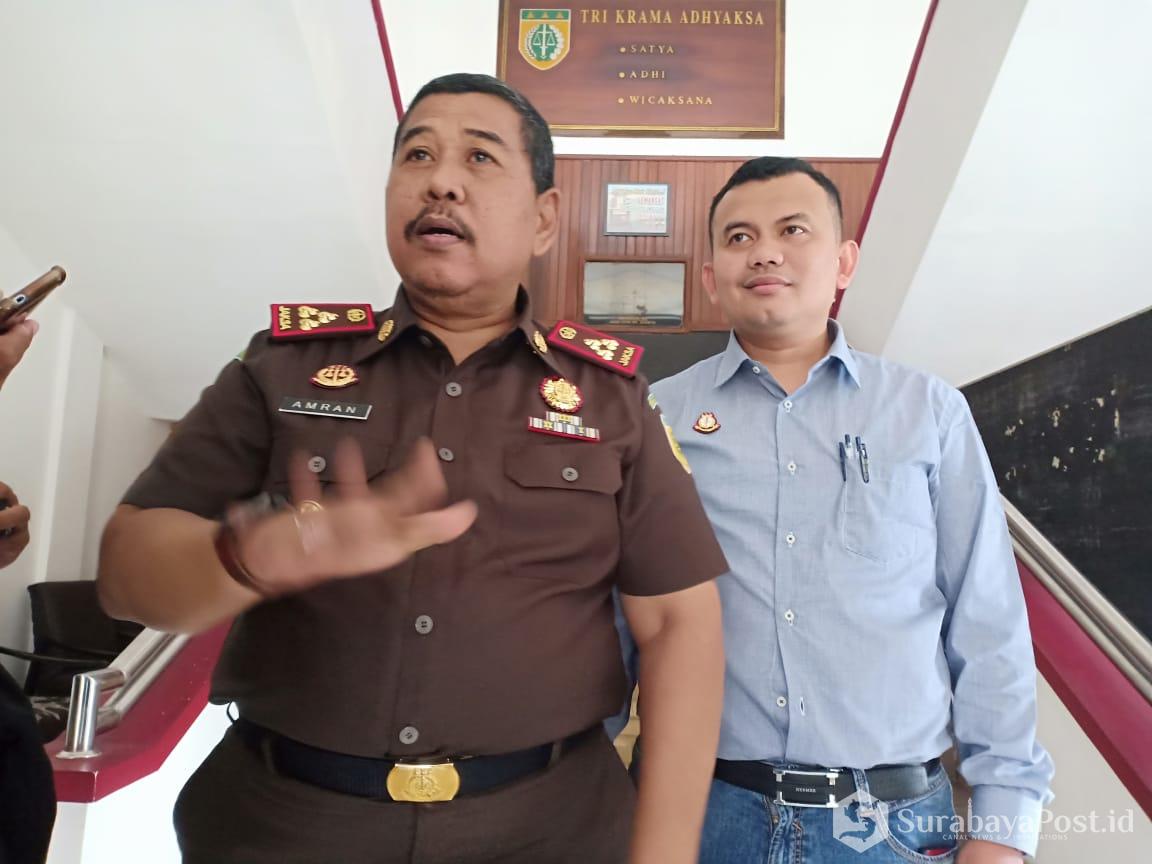 Kepala Kejari Kota Malang,  Amran Lakoni didampingi Kasi Pidum, Novriadi Andra.