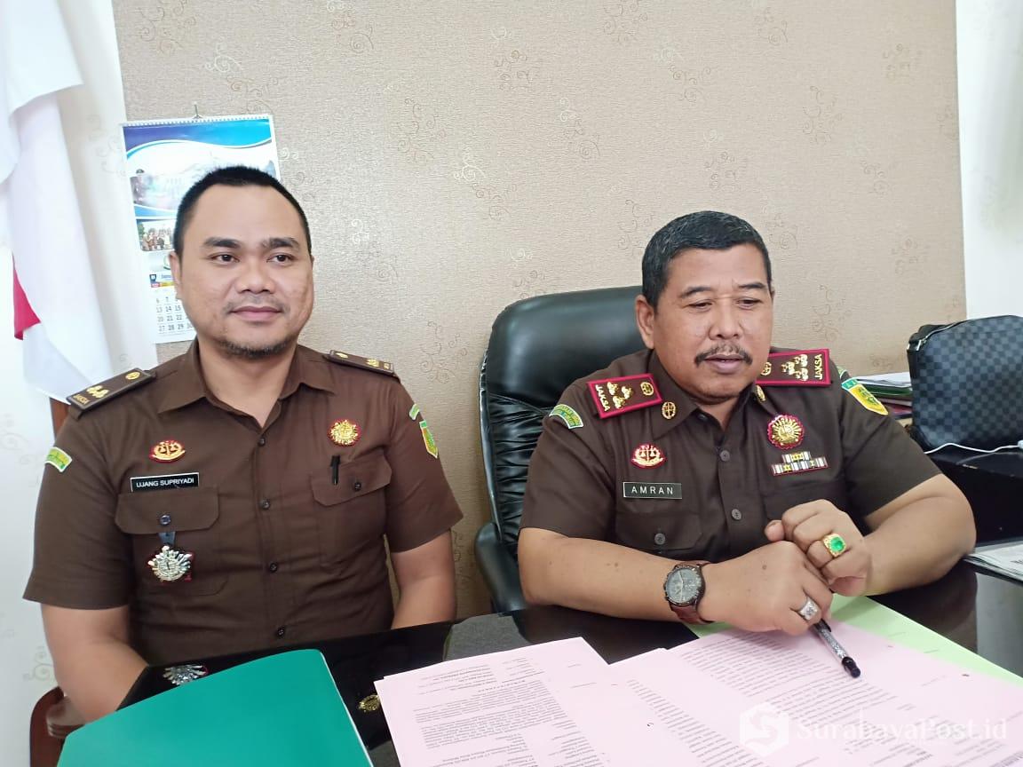 Kepala Kejaksaan Negeri Kota Malang, Amran Lakoni didampingi Kasi Pidsus Ujang Supriyadi