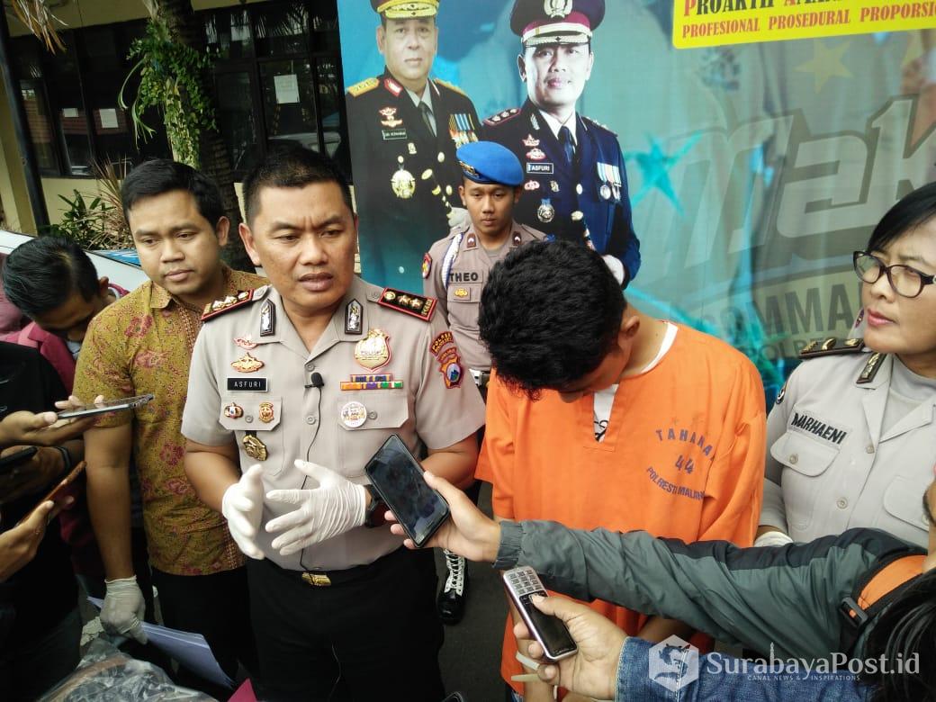 Kapolres Malang Kota AKBP Asfuri SIK MH saat merilis tersangka penipuan HP.
