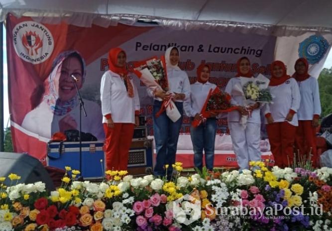 Wali Kota Batu yang juga Ketua YJSI Malang Raya, Hj Dewanti Rumpoko mengukuhkan Pengurus KJS Gunungsar.