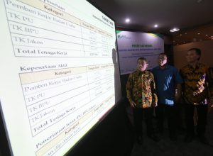 Dodo Suharto didampingi Dodit Isdiyono menerangkan tentang kinerja BPJS Ketenagakerjaan Jatim