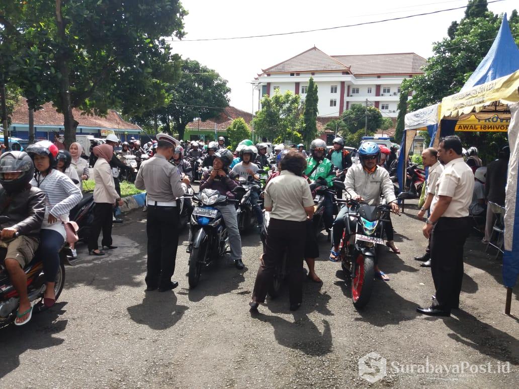 Satlantas Polres Malang Kota, Dishub Bersama Bapenda Jatim saat menggelar operasi gabungan di Kota Malang.