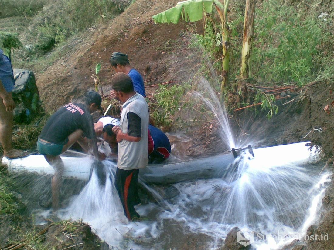 Petugas PDAM Kabupaten Malang memperbaiki instalasi pipa air yang rusak di Wagir.