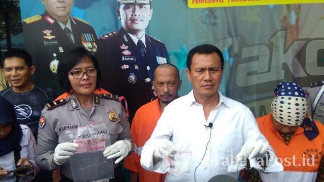 IMG-20190129-WA0084 Kasat Reskoba Polres Malang Kota AKP Syamsul Hidayat didampingi Kasubbag Humas Ipda Ni Made Seruni Marhaeni saat merilis tersangka narkoba.