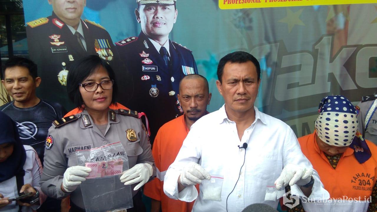 Kasat Reskoba Polres Malang Kota AKP Syamsul Hidayat didampingi Kasubbag Humas Ipda Ni Made Seruni Marhaeni saat merilis tersangka narkoba.