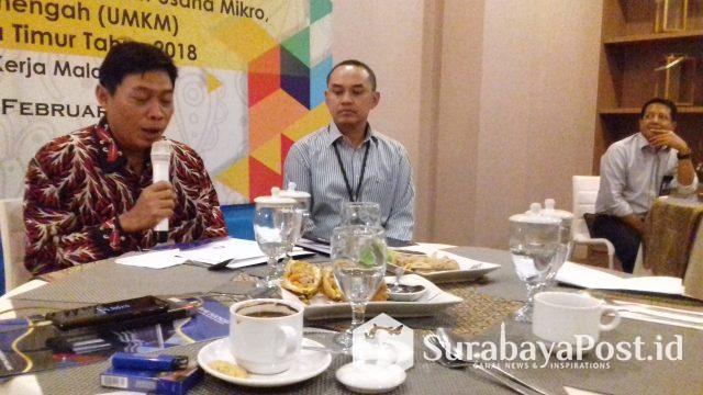 Kepala BI Perwakilan Malang Azka Subhan Aminurridho (kiri) menguraikan hasil penelitian BI terkait komoditas potensial di tujuh kota/kabupaten di Wilker BI Malang.