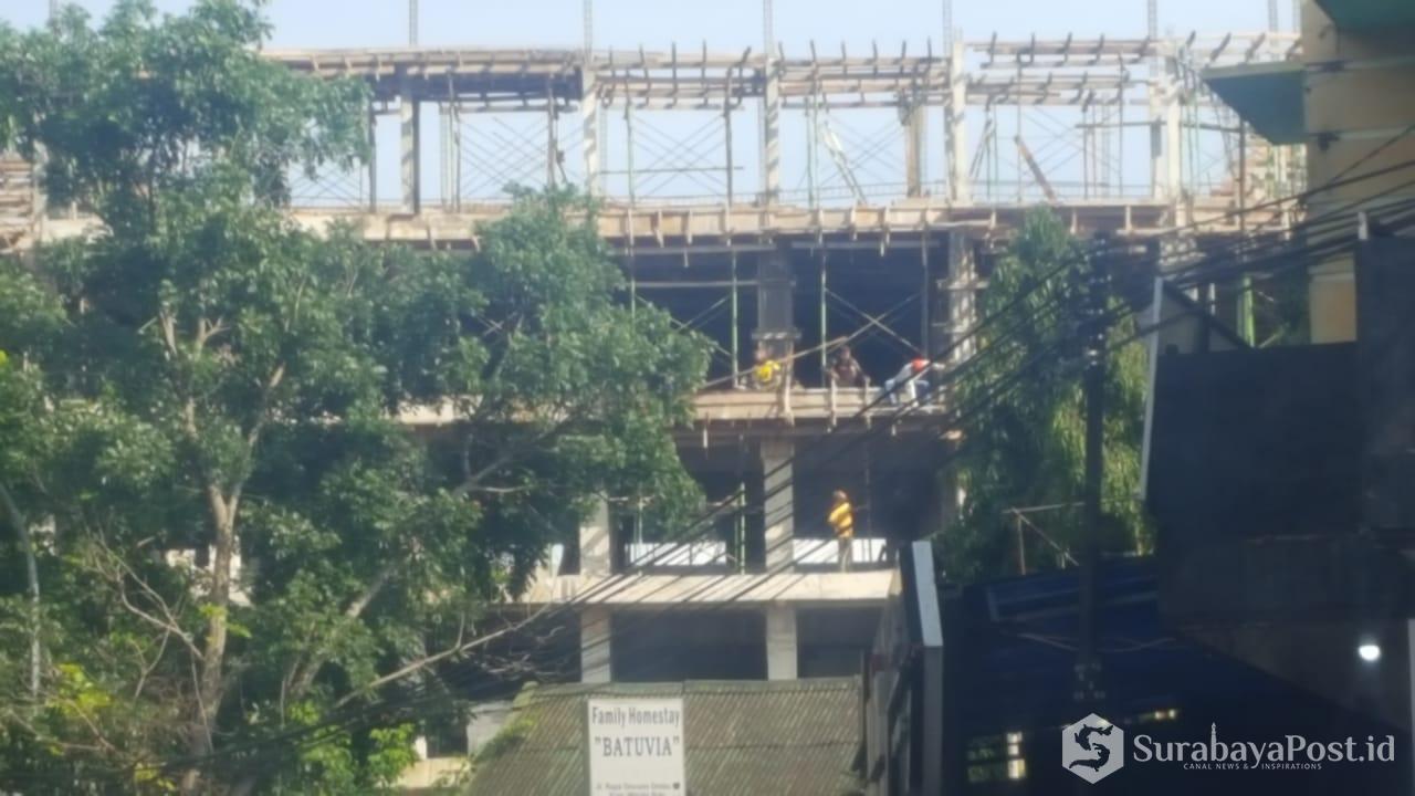 Proses pembangunan Hotel Ubud ini masih terus berjalan meski dihentikan Satpol PP Kota Batu.