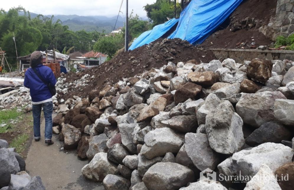 Materialan bangunan dari plengsengan yang ambrol di SDN I Bulukerto ini dibiarkan terbengkalai hampir sebulan lamanya.
