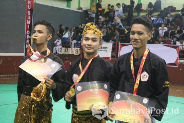 IMG-20190202-WA0012 Muhammad Taqiyyudin (tengah) saat menerima medali emas dalam kejuaraan internasional Pencak Silat Terbuka PPS PAKU BUMI Open VI di Gor Pajajaran Bandung.