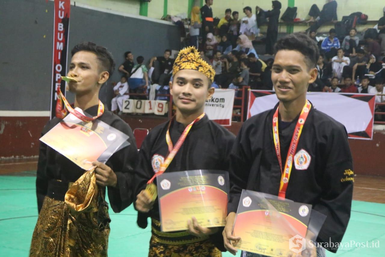Muhammad Taqiyyudin (tengah) saat menerima medali emas dalam kejuaraan internasional Pencak Silat Terbuka PPS PAKU BUMI Open VI di Gor Pajajaran Bandung.