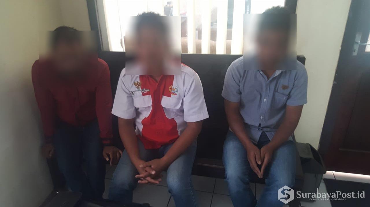 Tiga tersangka yang diduga melakukan pemerasan terhadap guru di Pakis, Kabupaten Malang Jawa Timur.