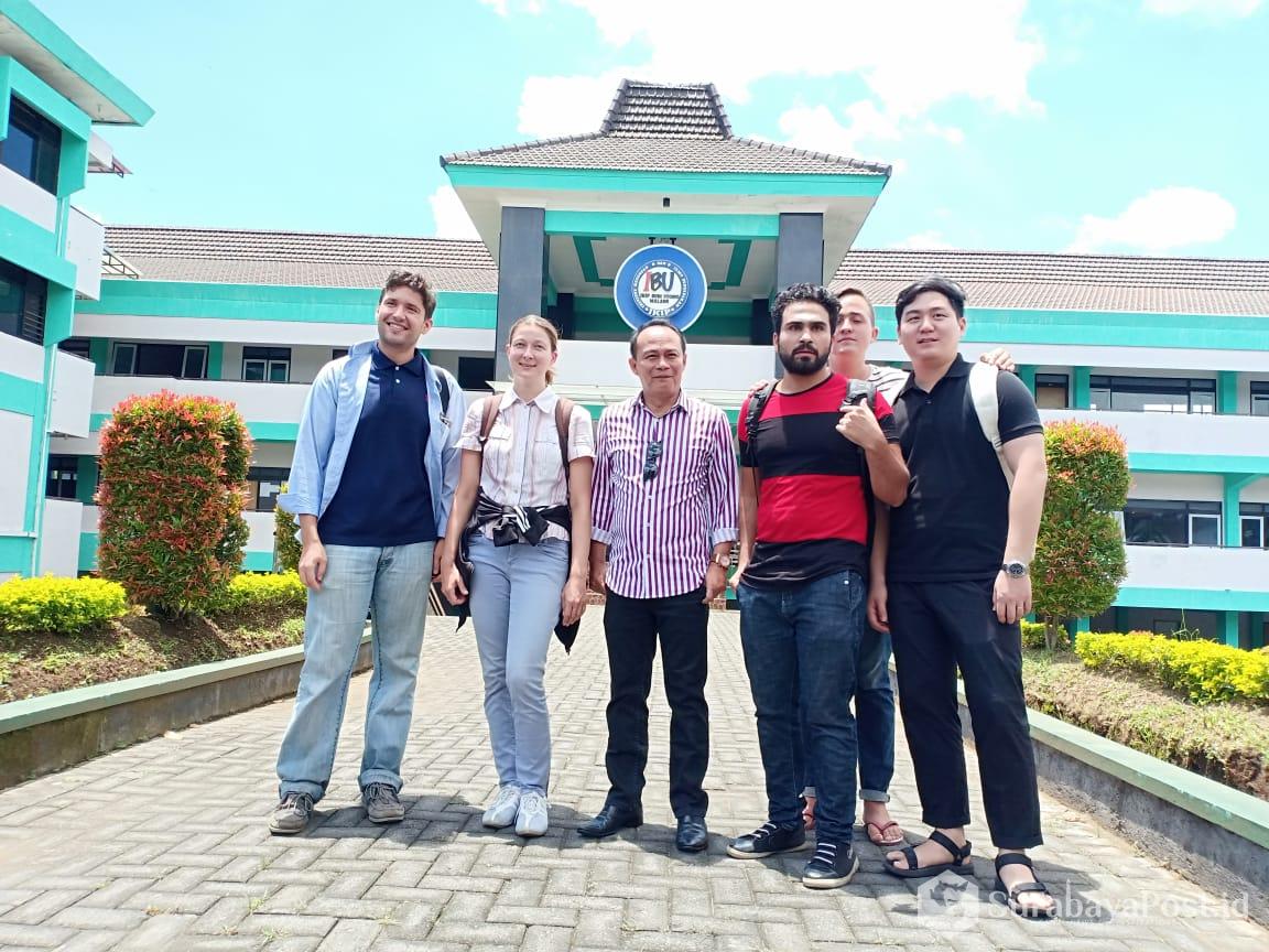 Rektor Nurcholis Sunuyeko (tiga dari kiri) kala bersama beberapa mahasiswa asing yang kuliah di kampus IKIP Budi Utomo Malang.