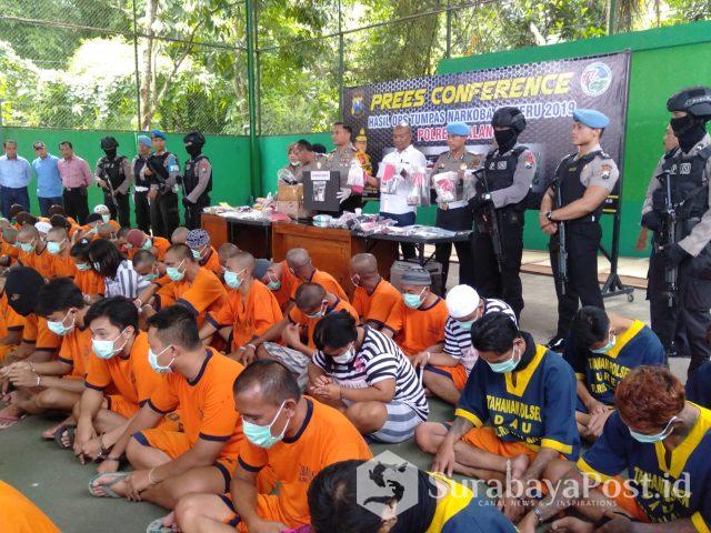 IMG-20190207-WA0041 Sebanyak 90 orang tersangka kasus narkoba ini merupakan hasil tangkapan Polres Malang, Jawa Timur selama 12 hari.