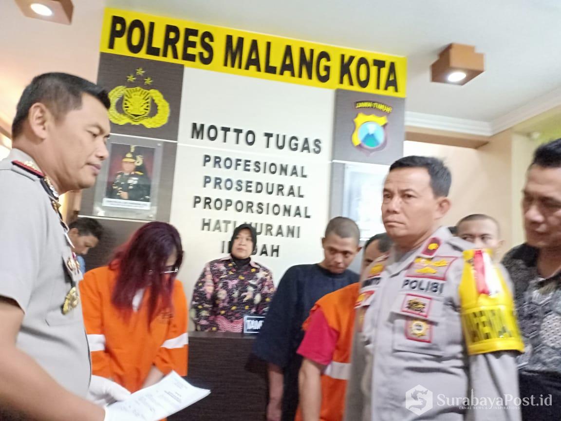 Kapolres Malang Kota AKBP Asfuri SIK MH (kiri) saat merilis tersangka Narkoba.