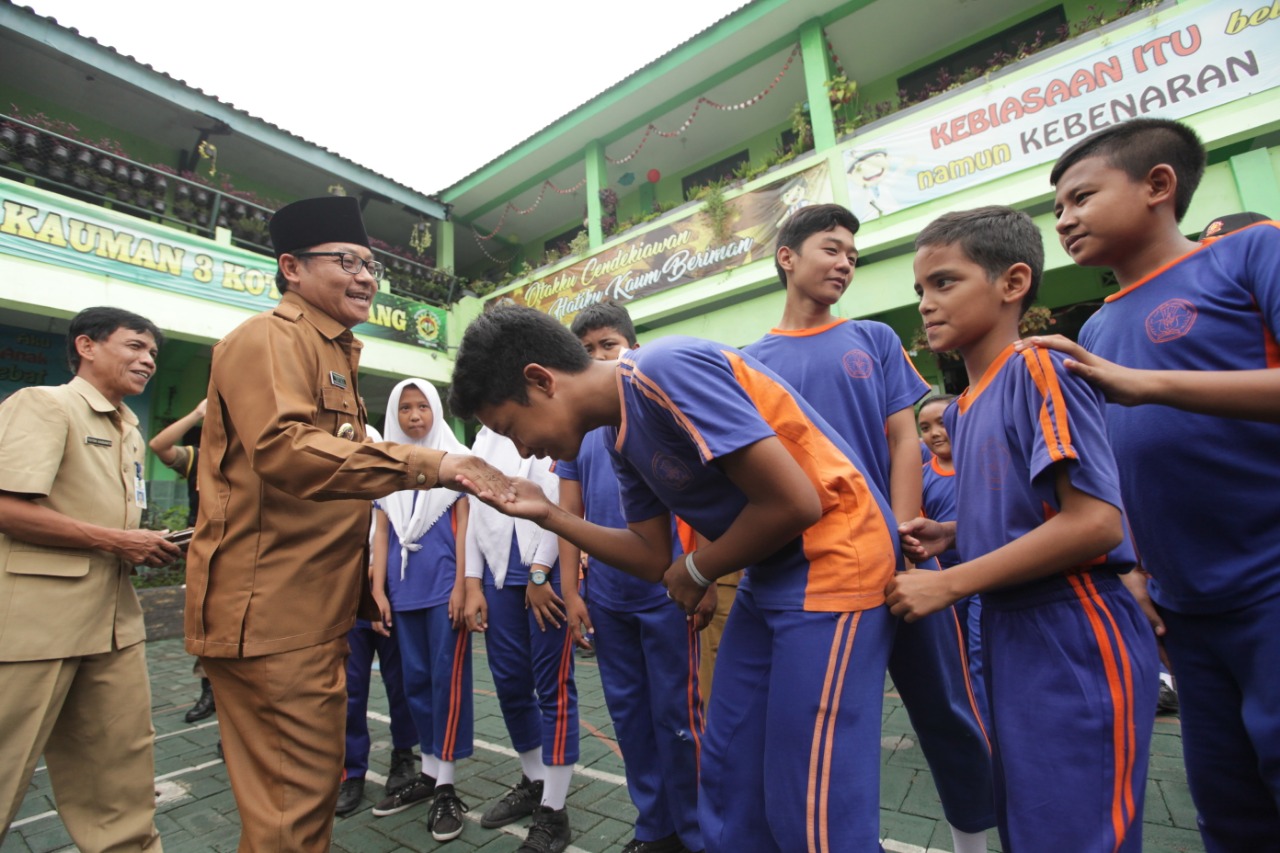 Wali Kota Sutiaji disambut siswa saat mengunjungi sekolahnya