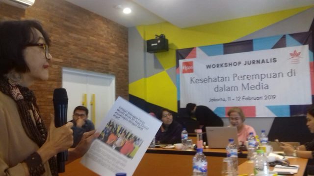 IMG-20190211-WA0069 Wakil Ketua YKP Ninuk Widiyantoro saat menjelaskan soal rendahnya kesadaran masyarakat terhadap kesehatan reproduksi kaum ibu.