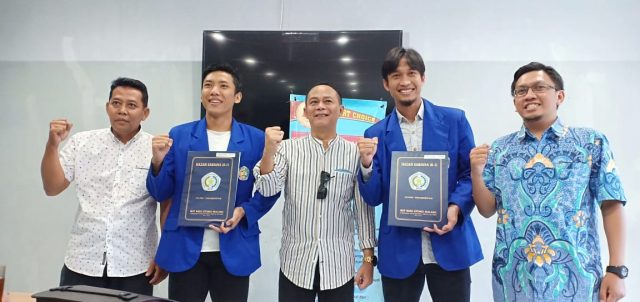 IMG-20190212-WA0040 Rektor IKIP Budi Utomo Malang Dr Nurcholis Sunuyeko MSi diapit Ahmad Bustomi (kiri) dan Arif Suyono (kanan) usai menerima ijazah di kampus IBU Malang.