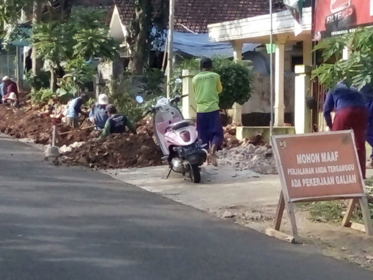 Pegawai PDAM Kabupaten Malang memasang pipa untuk SR baru, di wilayah Kecamatan Kepanjen.