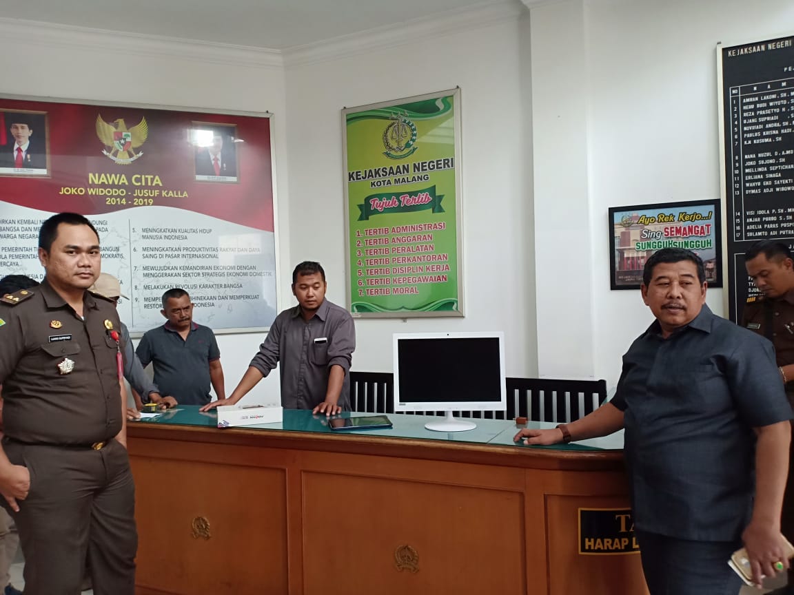 Kajari Kota Malang Amran Lakoni (kanan) saat meninjau pemasangan perangkat IT, Rabu (13/2/2019).