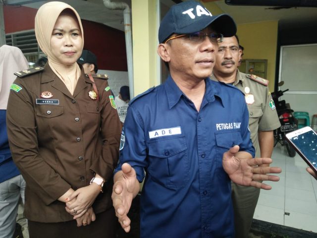 IMG-20190213-WA0089 Kepala BP2D Kota Malang Ade Herawanto disela-sela melakukan Opsgab terhadap wajib pajak pengguna air bawah tanah.