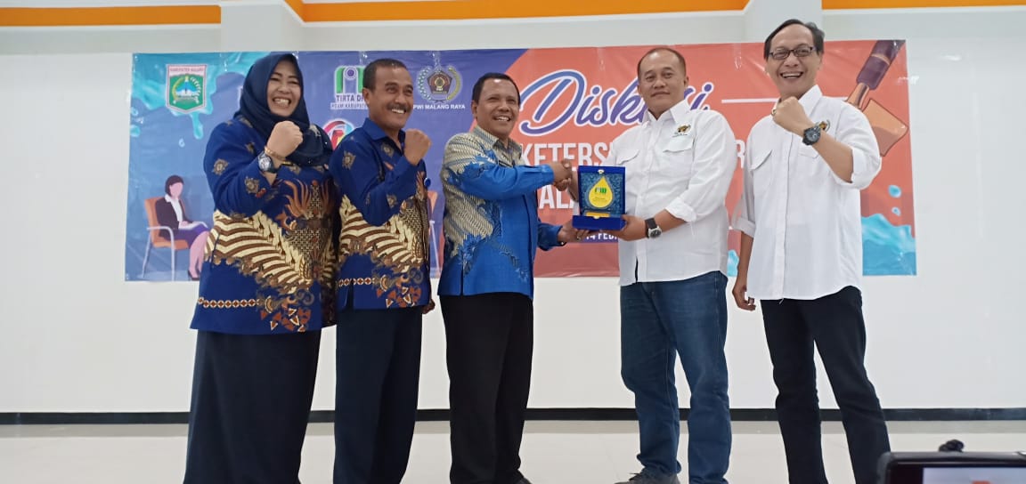 Dirut PDAM Kabupaten Malang Syamsul Hadi menyerahkan cinderamata kepada Ketua PWI Malang Raya M Ariful Huda.