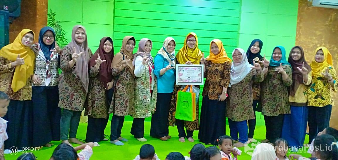 Para guru TK Lab UM yang mendampingi siswa saat belajar di Perpustakaan Umum Kota Malang. 