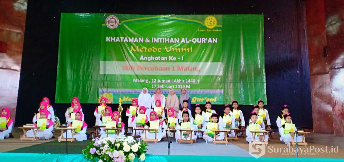 Para siswa-siswi SDN Percobaan 1 Kota Malang, Jatim ini dinyatakan lulus setelah mengikuti imtihan munaqosah (uji publik) mengaji Alquran di Gedung Kesenian Gajayana Kota Malang, Minggu (17/2/2019).