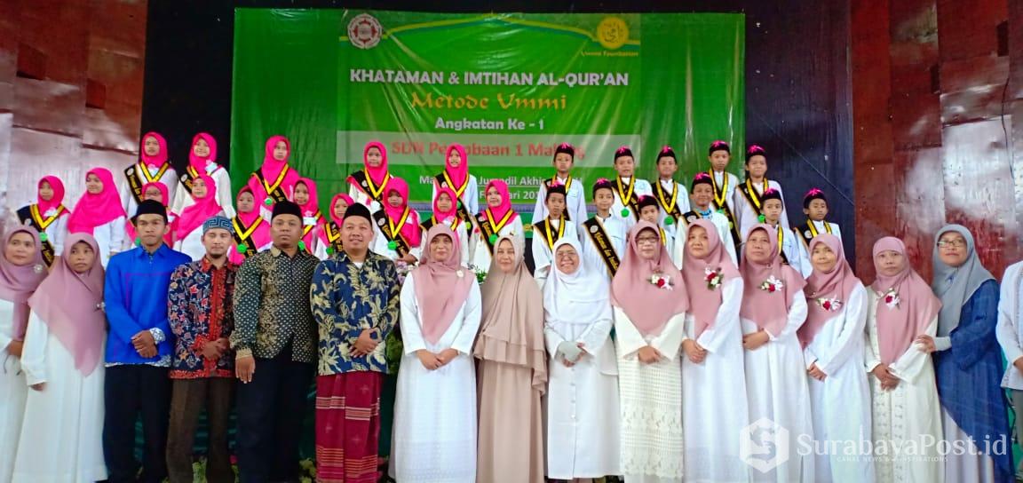 Para guru SDN Percobaan 1 Kota Malang dan para ustadz serta ustdzah dari Ummi Foundation berpose dengan wisudawan imtihan munaqosah mengaji Al Qur'an. 