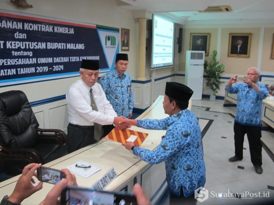 Plt Bupati Malang HM Sanusi memberikan SK pengangkatan pada Syamsul Hadi sebagai Dirut Perumda Tirta Kanjuruhan.