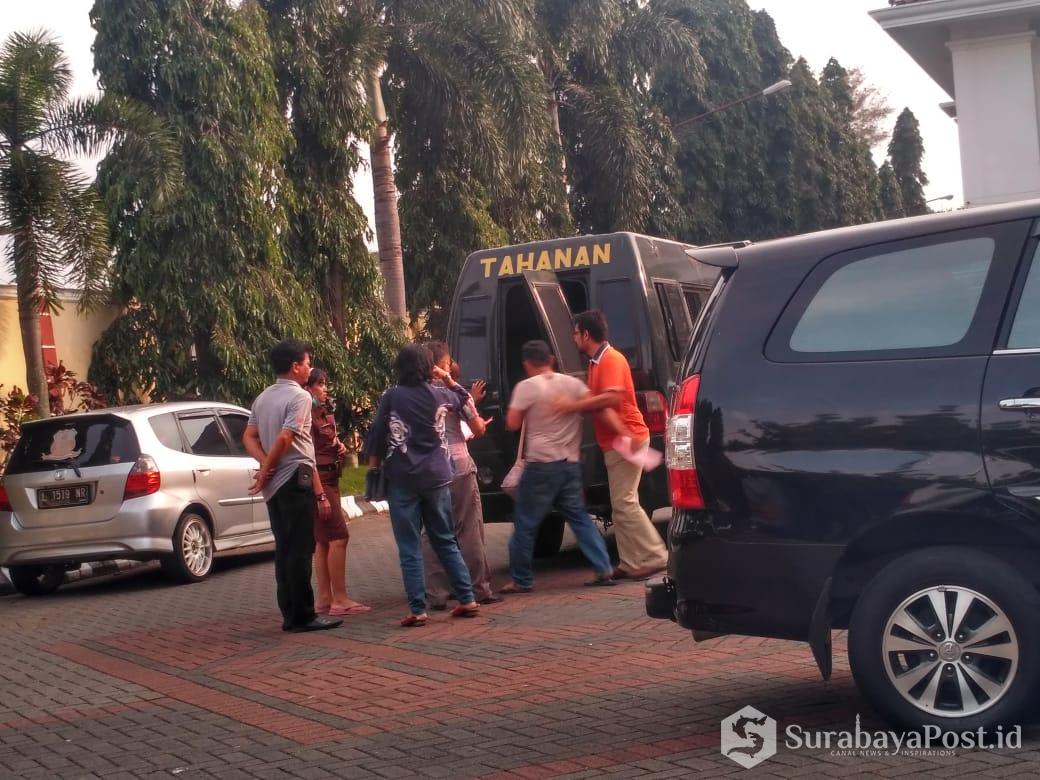 Tersangka penjual aset PT STSA, Dandung dan Andriono kala hendak ditahan di LP Lowokwaru, Kota Malang.