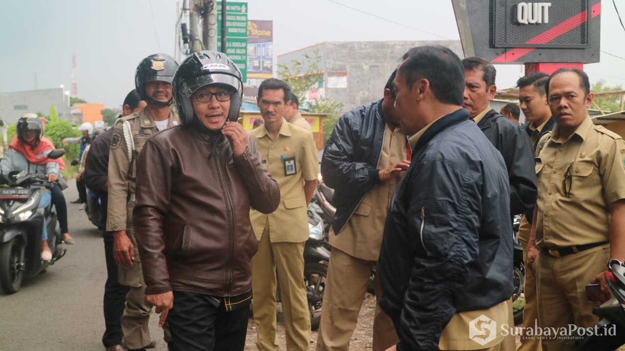 Wali Kota Sutiaji mengenakan helm saat Sidak jalan rusak.